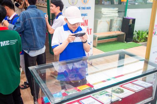 Bạn trẻ thích thú với khu trưng bày sách “Bác Hồ - Một tình yêu bao la”.