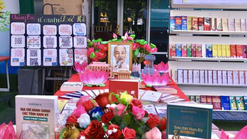 Không gian trưng bày sách về Chủ tịch Hồ Chí Minh tại Đường sách Thủ Đức.