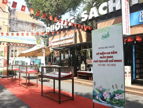 Không gian trưng bày Kỷ niệm 136 năm Ngày sinh Chủ tịch Hồ Chí Minh tại Đường sách TP Hồ Chí Minh.