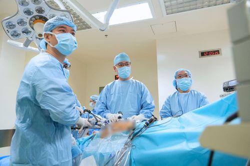 Bác sĩ Bệnh viện FV và Bệnh viện Đại học Y Dược TP Hồ Chí Minh thực hiện phẫu thuật nội soi robot, với sự hỗ trợ của các chuyên gia đến từ Nhật Bản. Ảnh: BV FV