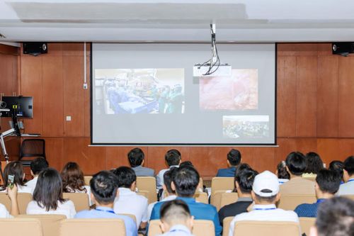 Đông đảo bác sĩ Việt Nam theo dõi ca phẫu thuật cắt dạ dày bằng robot trực tiếp từ phòng mổ Bệnh viện FV. Ảnh: BV FV