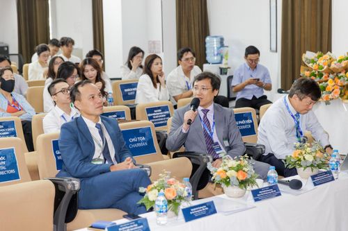 Các chuyên gia Nhật Bản đánh giá cao tính chuyên nghiệp và năng lực triển khai phẫu thuật robot của đội ngũ ngoại khoa Việt Nam. Ảnh: BV FV