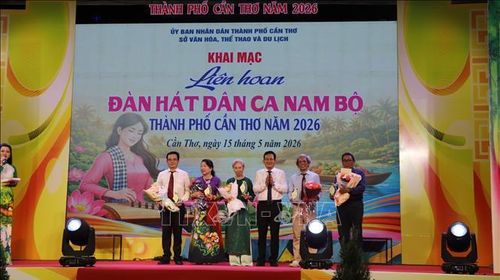 Trao hoa và biểu trưng cho Ban giám khảo.