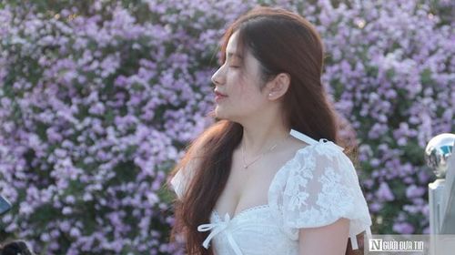 Các bạn trẻ phải xếp hàng chờ để có được có được góc chụp đẹp.