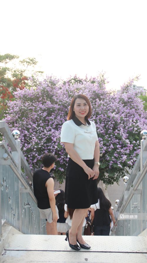 Không chỉ thu hút giới trẻ, vẻ đẹp của cây bằng lăng còn khiến những người trung niên nán lại chụp ảnh.