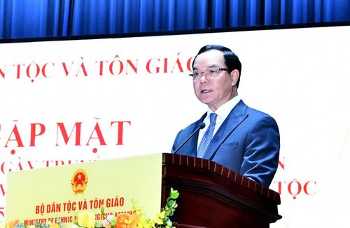 Ủy viên Trung ương Đảng, Bí thư Đảng ủy, Bộ trưởng Bộ Dân tộc và Tôn giáo Nguyễn Đình Khang phát biểu tại buổi gặp mặt.