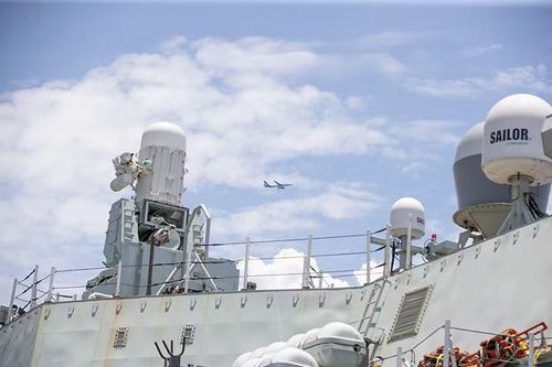 Phía đuôi tàu được trang bị thống phòng thủ tầm gần Phalanx CIWS Mk 15 Mod 21 khối 1B; 4×NRWS pháo liên thanh loại nhỏ M2HQ cỡ nòng 0.50
