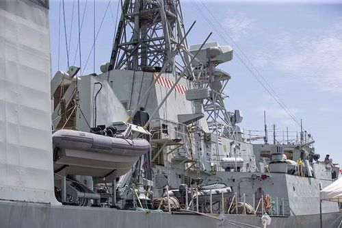 HMCS Charlottetown là chiếc thứ 11 thuộc lớp tàu khu trục Halifax nên sở hữu hệ thống khí tài tiêu chuẩn của lớp tàu này.