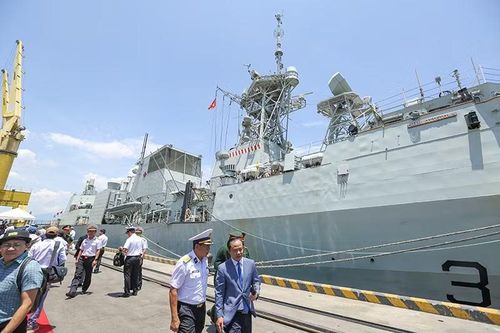 HMCS Charlottetown có kích thước: dài 134,6 mét; chiều 16,4 mét, mớn nước 5 mét; trọng lượng choán nước 4.750 tấn.