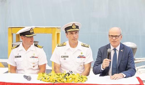 Ôngng Jim Nickel, Đại sứ Canada tại Việt Nam; Phó Đô đốc Angus Topshee, Tư lệnh Hải quân Hoàng gia Canada; Trung tá Jonathan Maurice, Sĩ quan chỉ huy tàu HMCS Charlottetown trả lời báo chí tại buổi họp báo trong khuôn khổ lễ đón tàu