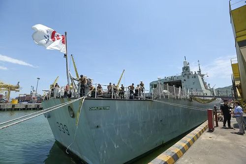 Phía đuôi tàu là nhà chứa và sàn đáp máy bay phía đuôi tàu.