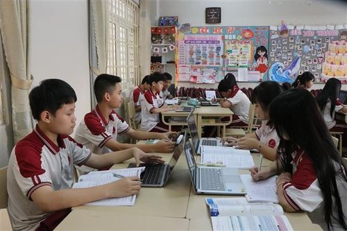 Trường TH-THCS-THPT Hoàng Việt (phường Tân An) triển khai mô hình lớp học đảo ngược. Ảnh: Nguyên Dung – TTXVN