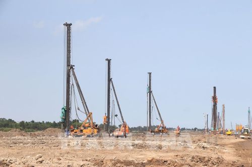 Dự án nâng cấp, mở rộng Càng hàng không Cà Mau đang tập trung thi công các hạng mục. Ảnh: Tuấn Phi - TTXVN 