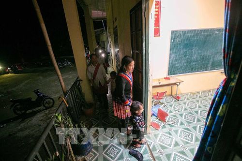 Cứ đến 19h30 tối các ngày từ thứ 2 đến thứ 6 các học sinh đặc biệt của lớp xóa mùa ở bản Làng Sáng lại đến lớp học chữ. Ảnh: Trọng Đạt-TTXVN