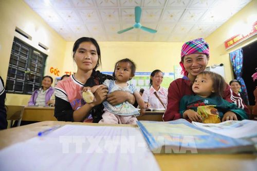 Chị Sồng Thị Khua và chị Hạng Thị Cha cùng đưa con theo lên lớp học. Ảnh: Trọng Đạt-TTXVN