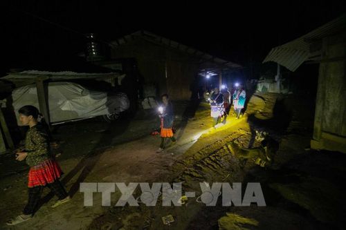 Mỗi người một chiếc đèn họ hướng về lớp học đi tìm con chữ trên bản Làng Sáng. Ảnh: Trọng Đạt-TTXVN