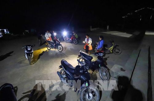 Các học viên của lớp xóa mù chữ ở bản Làng Sáng tập trung ở sân trường trước giờ vào lớp. Ảnh: Trọng Đạt-TTXVN