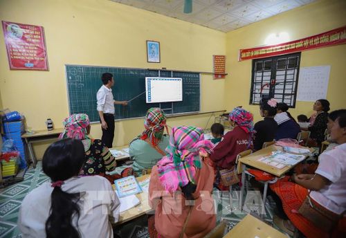 Lớp học trở nên đặc biệt khi trong lớp có học viên đã lên chức bà, có người địu con trên lưng đến lớp. Ảnh: Trọng Đạt-TTXVN