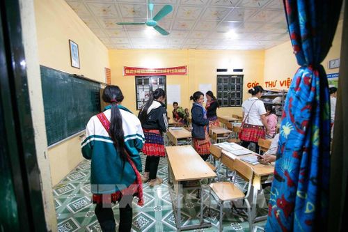 Cứ đến 19h30 tối các ngày từ thứ 2 đến thứ 6 các học sinh đặc biệt của lớp xóa mù chữ ở bản Làng Sáng lại đến lớp học chữ. Ảnh: Trọng Đạt-TTXVN
