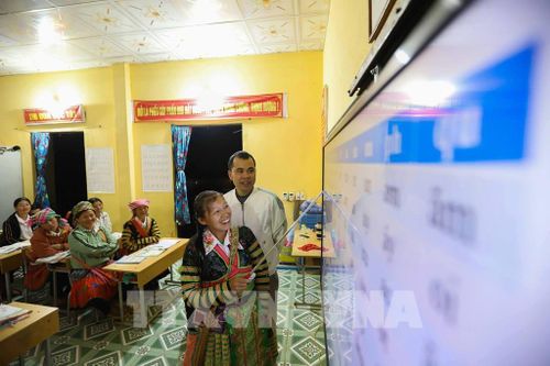 Thầy giáo Lường Văn Dương là một trong hai giáo viên đứng lớp dạy chữ cho học viên trong các buổi học. Ảnh: Trọng Đạt-TTXVN