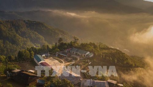 Hoàng hôn buông xuống tại điểm trường của bản Làng Sáng trên núi cao, sâu trong cánh rừng đặc dụng xã Tà Xùa, tỉnh Sơn La. Ảnh: Trọng Đạt-TTXVN