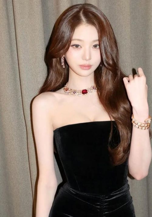 Khoảnh khắc Jang Won Young diện váy hở vai táo bạo nhận được "mưa lời khen".