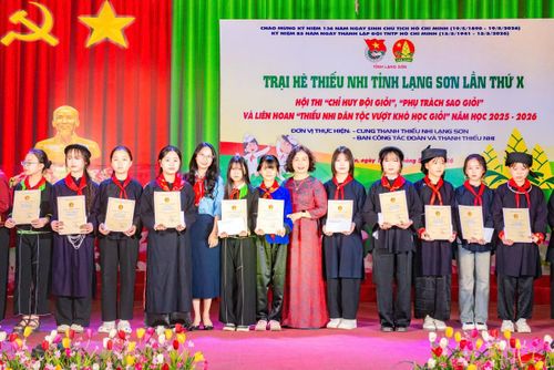 Các em thiếu nhi dân tộc vượt khó học giỏi được tuyên dương