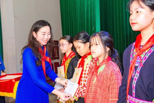 Chị Vy Yến Quỳnh, Phó Bí thư Tỉnh Đoàn Lạng Sơn, trao phần thưởng cho những "Thủ lĩnh Đội" xuất sắc
