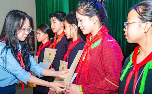 Chị Nguyễn Phương Thảo, Phó Chủ tịch Hội đồng Đội tỉnh Lạng Sơn, trao danh hiệu “Thiếu nhi dân tộc vượt khó học giỏi”