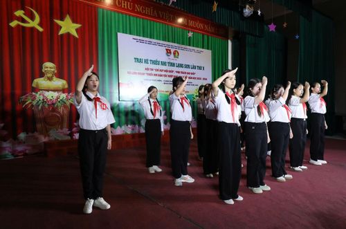 Các em Thiếu niên Lạng Sơn thực hiện nghi thức Đội