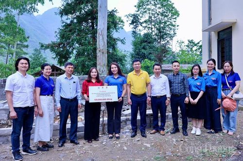 Đại diện các đơn vị thuộc Bộ Công Thương và doanh nghiệp đồng hành trao hỗ trợ cho Trường Phổ thông Dân tộc bán trú THCS Pả Vi, xã Mèo Vạc, tỉnh Tuyên Quang. Ảnh: Quỳnh Trang