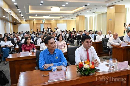 Tổng Biên tập Báo Công Thương Nguyễn Văn Minh và Chủ tịch Công đoàn Công Thương Việt Nam Lê An Hải tại buổi lễ. Ảnh: Cấn Dũng