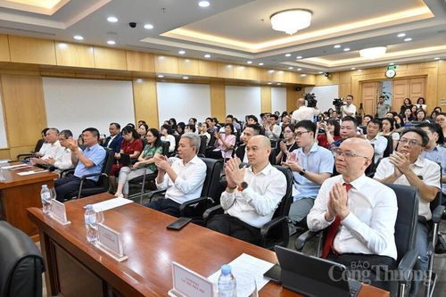 Các đại biểu tham dự buổi lễ. Ảnh: Cấn Dũng