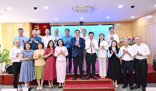 Thứ trưởng Bộ Công Thương Nguyễn Sinh Nhật Tân và các đại biểu tham dự chụp ảnh tại sự kiện.