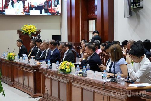 Đại biện Bộ Thương mại Campuchia; đoàn đại biểu các tỉnh Kandal, Tbong Khmum, Takeo (Campuchia) tham dự hội nghị. Ảnh: Hoàng Chiến