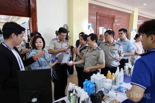 Doanh nghiệp hai nước trao đổi, tìm hiểu sản phẩm. Ảnh: Hoàng Chiến