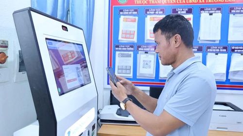 Trung tâm Phục vụ hành chính công xã Trường Lâm ứng dụng công nghệ thông tin trong phân luồng, giám sát tiến độ xử lý hồ sơ cho người dân, doanh nghiệp.