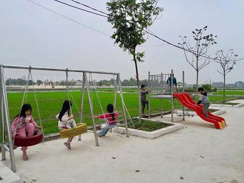 Trẻ em vui chơi tại khu vui chơi được xã hội hóa ở khu phố Trung Thành, xã Hậu Lộc.