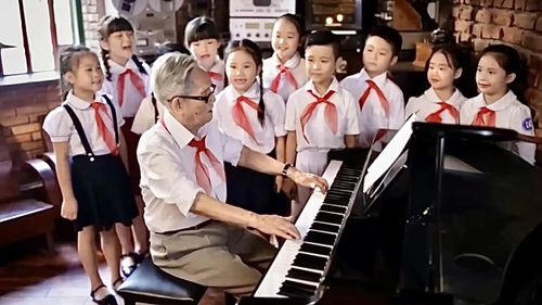 Hình ảnh cố nhạc sĩ Phong Nhã cùng các em thiếu nhi trong MV “Ai yêu Bác Hồ Chí Minh hơn thiếu nhiên nhi đồng”