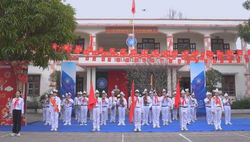 Hình ảnh các em học sinh trường THCS Thiệu Dương, phường Hàm Rồng thực hiện Nghi thức Đội và hát vang ca khúc “Đội ca” trong Lễ chào cờ hằng tuần.