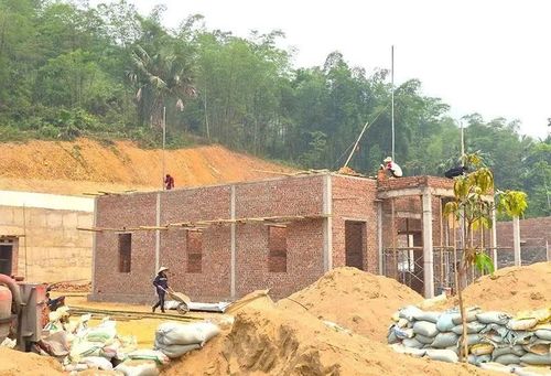 Những ngôi nhà mới đang được xây dựng ở khu TĐC bản Muỗng, xã Trung Hạ. Ảnh: Đình Giang