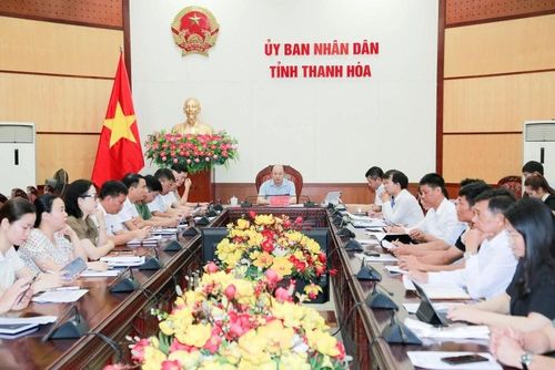 Phó Chủ tịch UBND tỉnh Cao Văn Cường cùng các đại biểu tham dự tại điểm cầu Thanh Hóa.