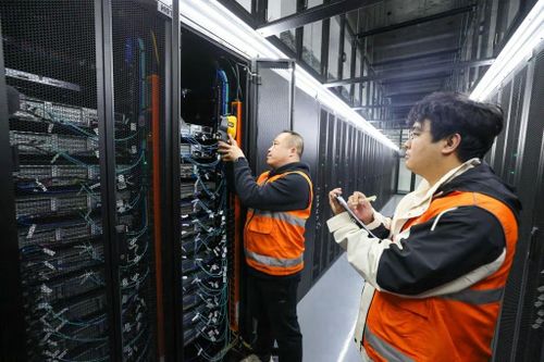 Các kỹ sư đo nhiệt độ của máy chủ do China Unicom vận hành. Ảnh: Tân Hoa Xã.