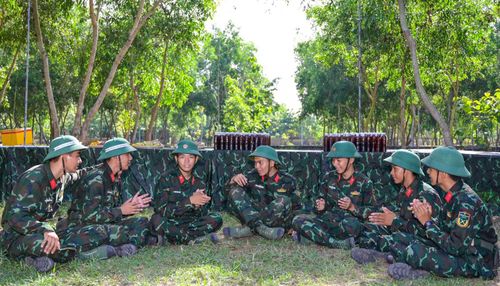 Cán bộ, chiến sĩ Tiểu đoàn 512, Trung đoàn 892 trình diễn các tiết mục văn nghệ.