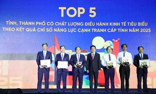  Chủ tịch UBND tỉnh Bắc Ninh Phạm Hoàng Sơn (thứ 3 từ bên phải sang) tại lễ vinh danh 5 tỉnh, thành phố có chất lượng điều hành kinh tế tiêu biểu năm 2025. 