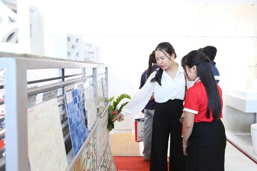 Nhiều doanh nghiệp giới thiệu sản phẩm vật liệu xanh tại Triển lãm Quốc tế Vietbuild Đà Nẵng 2026. Ảnh: VĂN HOÀNG