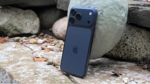 iPhone 17 Pro Max phiên bản màu xanh đậm (Deep Blue) là thiết bị mà tỷ phú Elon Musk đang sử dụng
