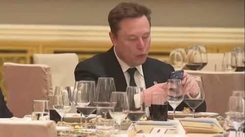Mẫu điện thoại Musk đang sử dụng vừa lộ diện tại một yến tiệc cấp nhà nước ở Bắc Kinh vào ngày 14 tháng 5