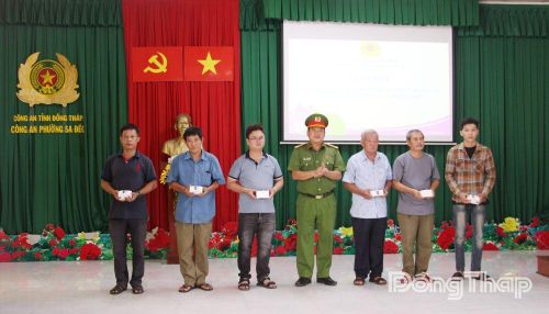 Đại tá Nguyễn Hải An – Trưởng Phòng Cảnh sát PCCC và CNCH trao cầu dao chống cháy, nổ cho các hộ dân có hoàn cảnh khó khăn