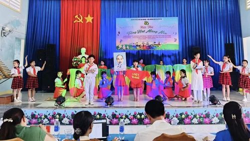 Tiết mục biểu diễn của Liên đội Trường Tiểu học Võ Thị Sáu tại Hội thi “Tiếng hát măng non” do Đoàn Thanh niên - Hội đồng Đội xã Pờ Tó tổ chức. Ảnh: ĐVCC 